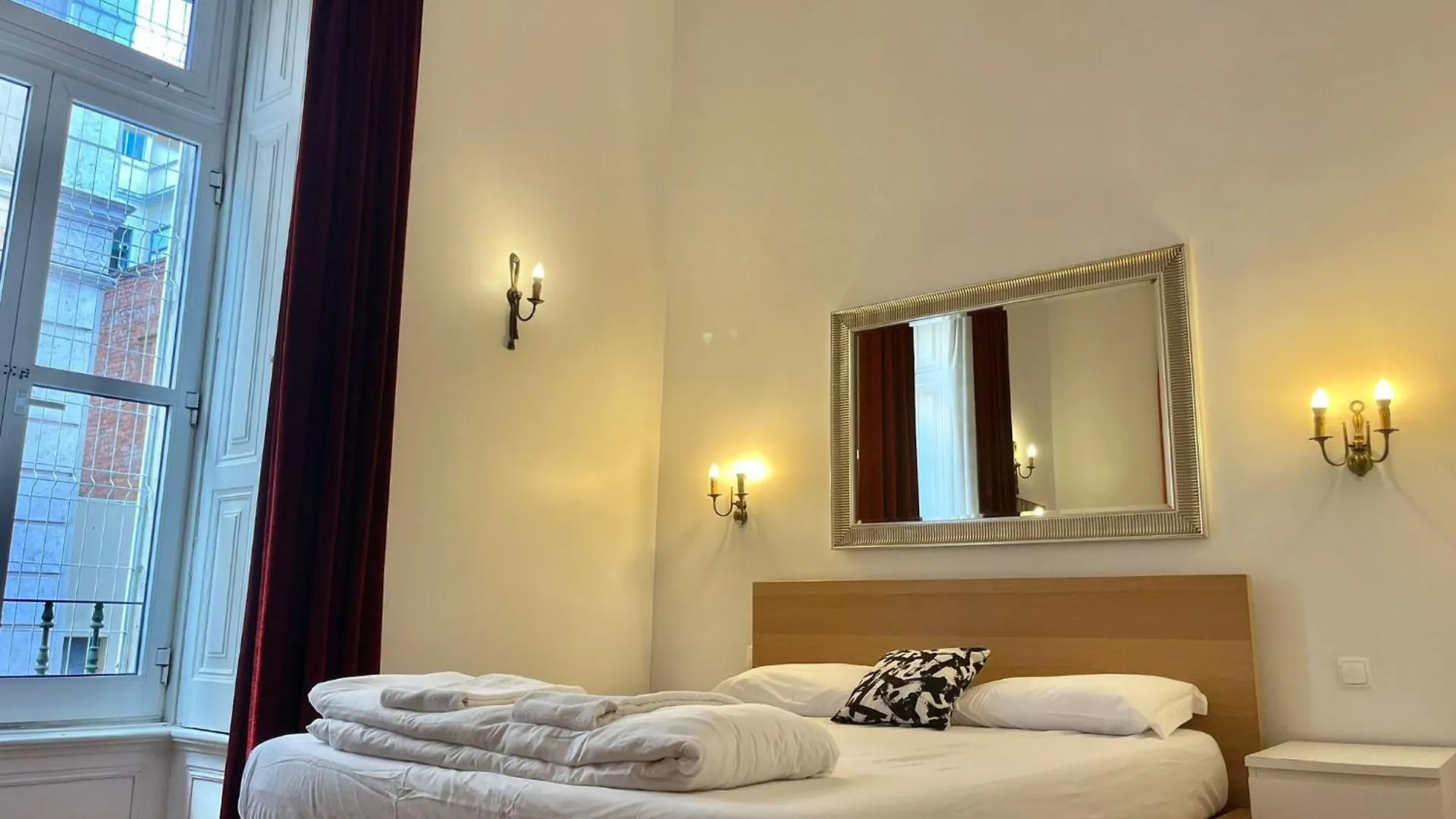 3 Bedroom, 2 Bathroom - Palma Residence Lisboa